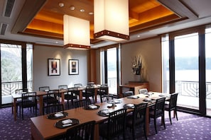 A conference room with a long table, chairs, and large windows with a view. - Odakyu Hotel de Yama (Hakone)