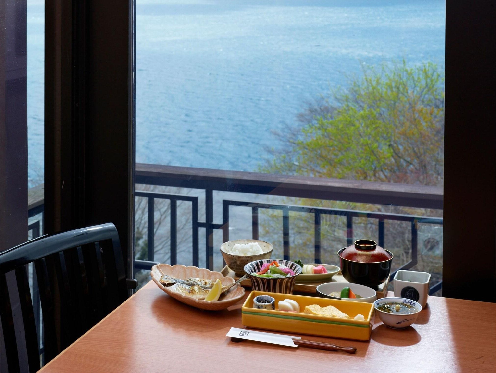 Ein Tisch mit verschiedenen Speisen und Blick aufs Meer.