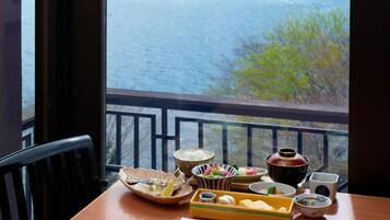 Ein Tisch mit verschiedenen Speisen und Blick aufs Meer.