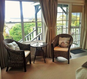 Deluxe-Doppelzimmer, Flussblick, zum Garten hin (River Room) | Wohnbereich | LCD-Fernseher, DVD-Player, iPod-Dockingstation