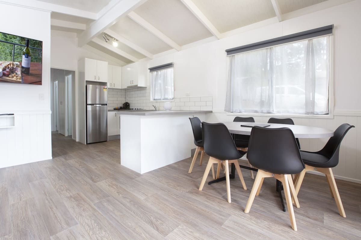 Cedar Cottage | Cuisine privée | Bouilloire électrique, grille-pain
