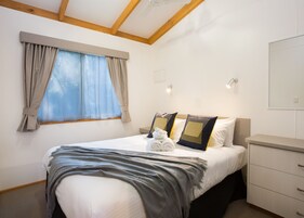 Muebles diferentes y ropa de cama 
