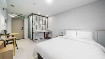 Chambre Deluxe double, vue sur la ville | Literie hypoallergénique, couette en duvet, articles de minibar gratuits