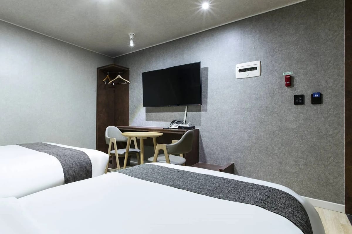 Hypo-allergenic bedding, down duvets, free minibar