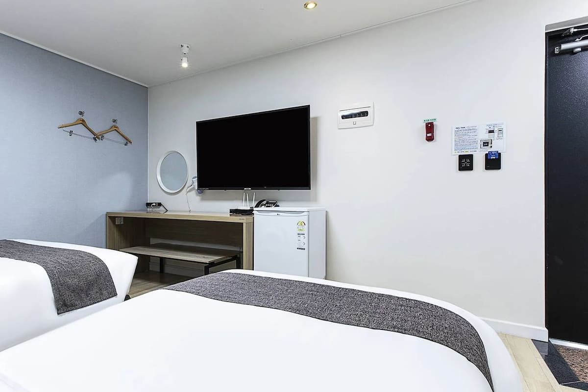 Hypo-allergenic bedding, down duvets, free minibar