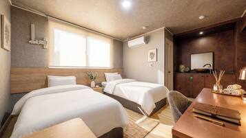 Deluxe Twin Room, City View | Hypo-allergenic bedding, down comforters, free minibar