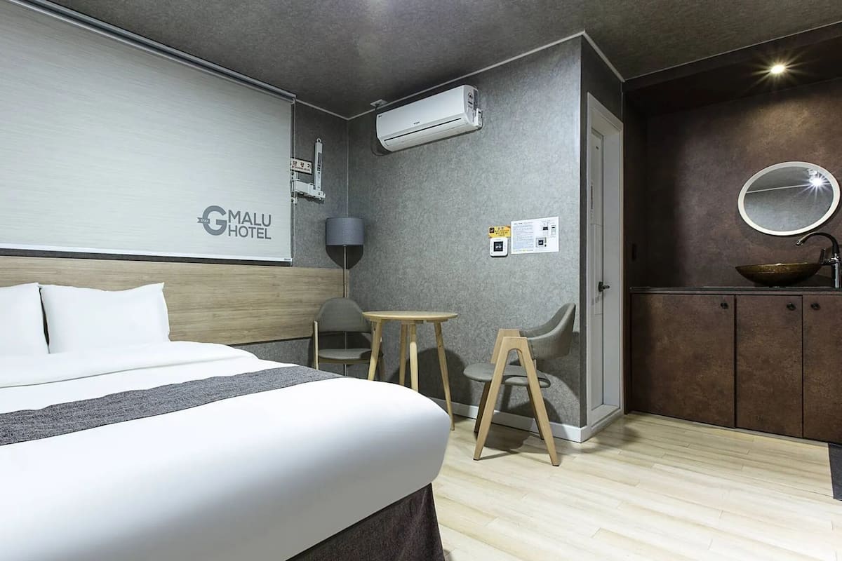 Hypo-allergenic bedding, down duvets, free minibar