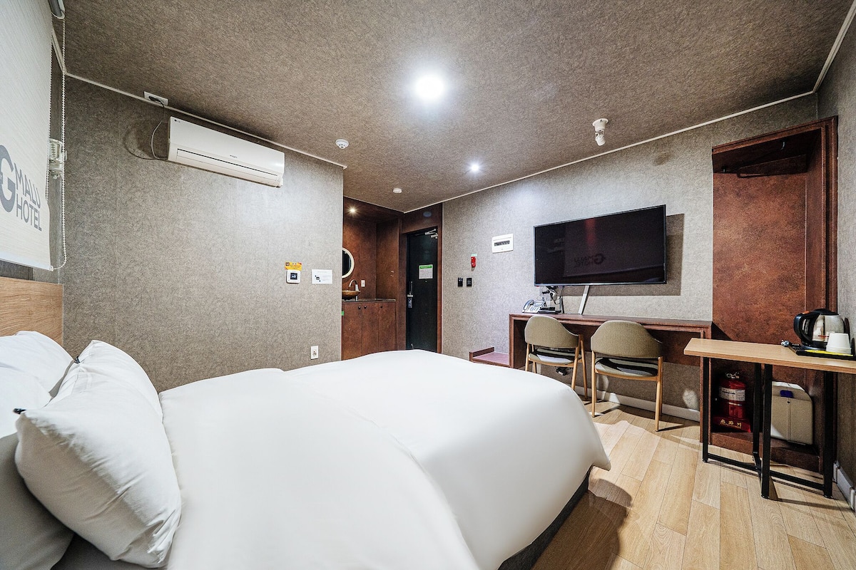 Hypo-allergenic bedding, down duvets, free minibar