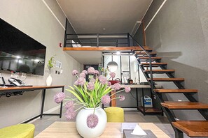 Dúplex Deluxe, vista a la ciudad | Área de sala de estar | Televisión de pantalla plana, Netflix y piso con calefacción