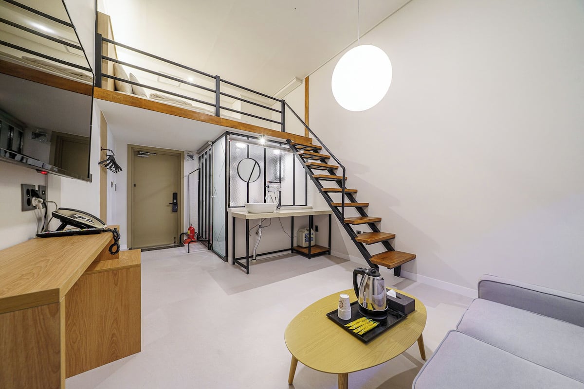 Hypo-allergenic bedding, down duvets, free minibar