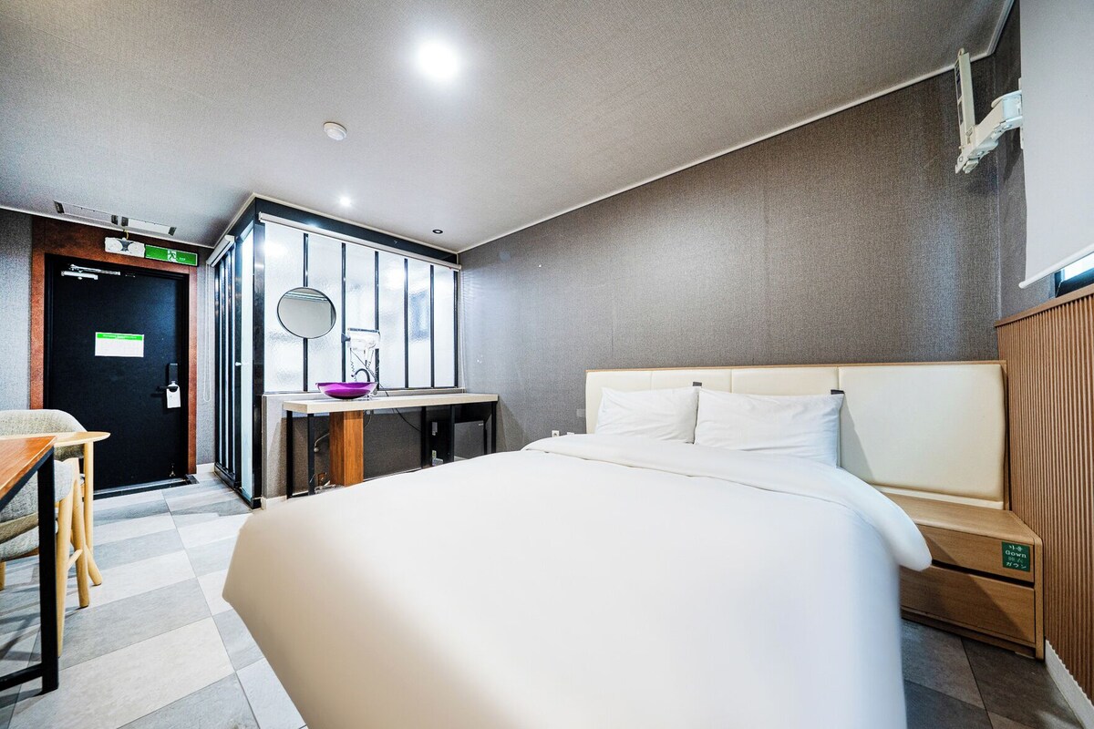 Hypo-allergenic bedding available, down comforters, minibar (free items)
