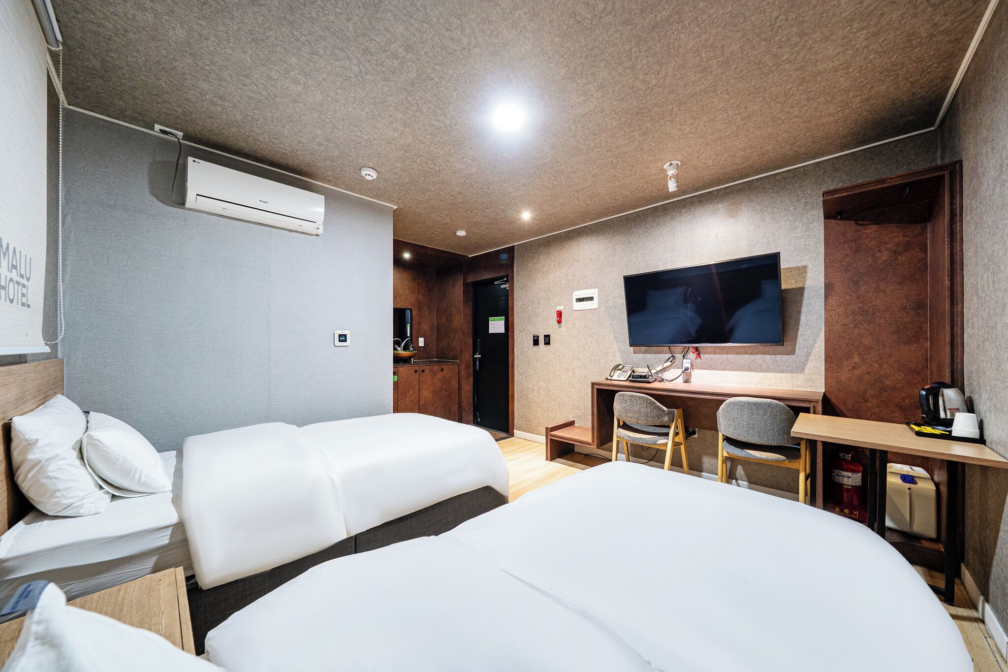 Chambre Deluxe avec lits jumeaux, vue sur la ville | Literie hypoallergénique, couette en duvet, articles de minibar gratuits