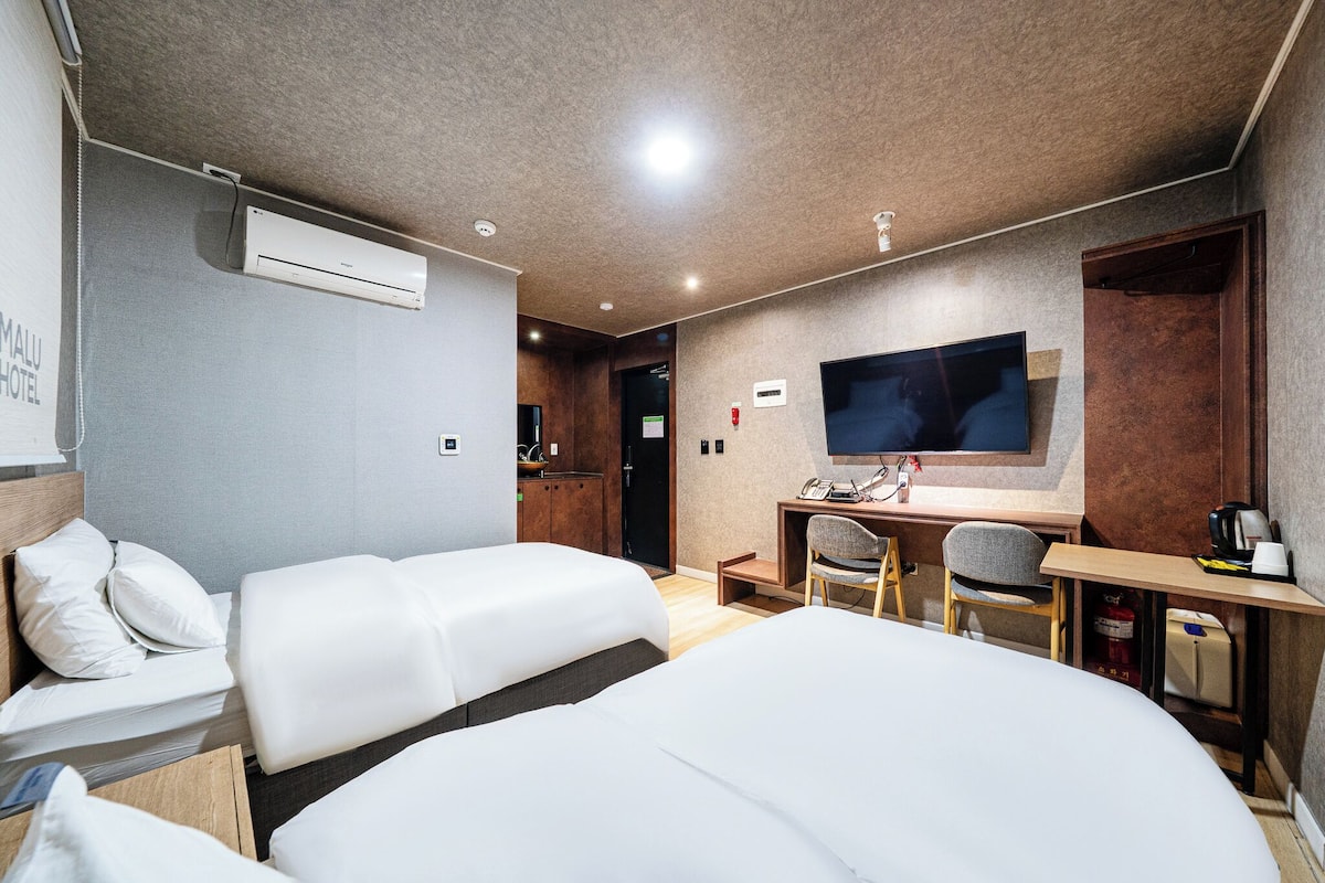 Chambre Deluxe avec lits jumeaux, vue sur la ville | Literie hypoallergénique, couette en duvet, articles de minibar gratuits