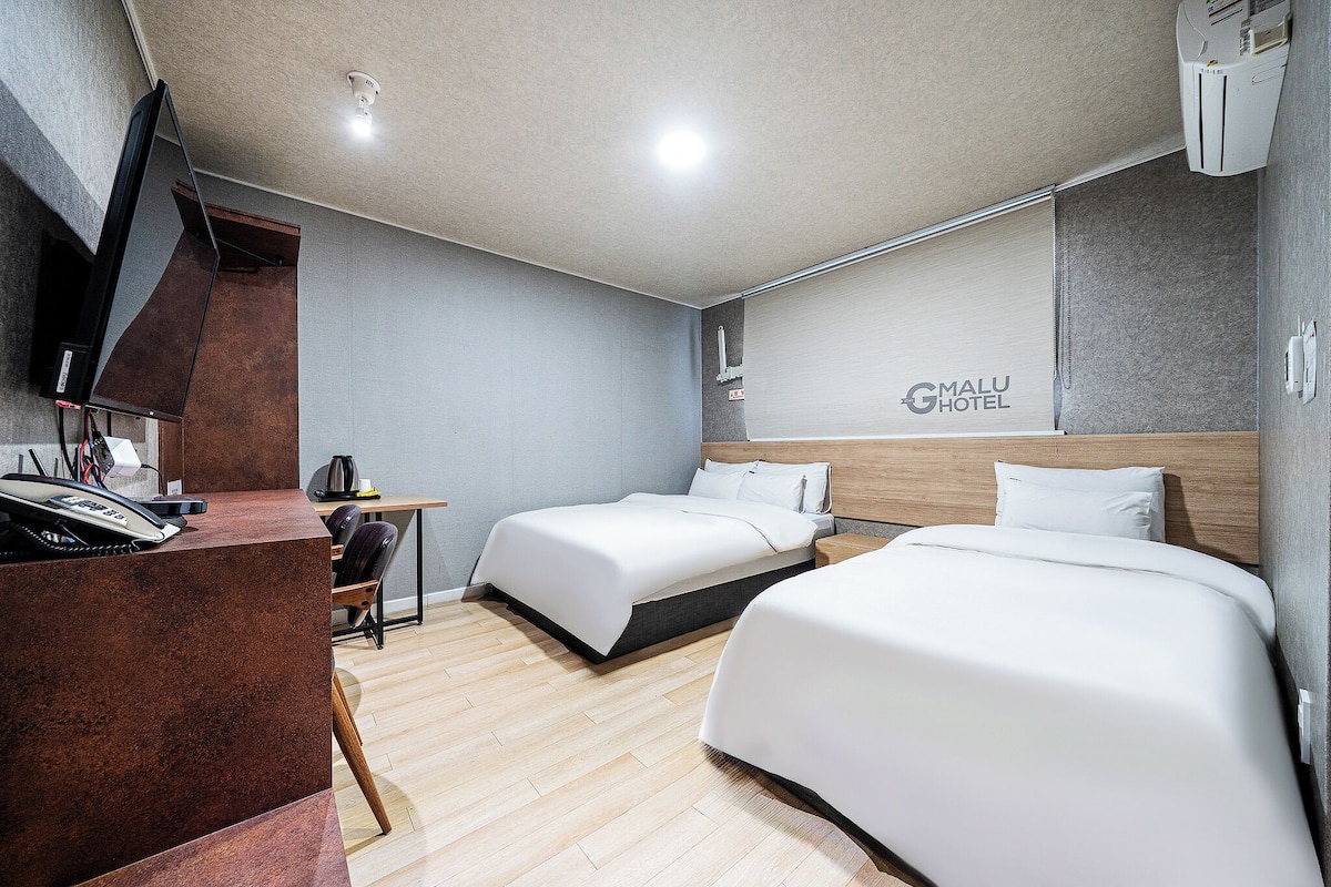 Hypo-allergenic bedding, down duvets, free minibar