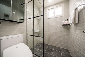 Hårføner, tøfler, bidé og håndklær