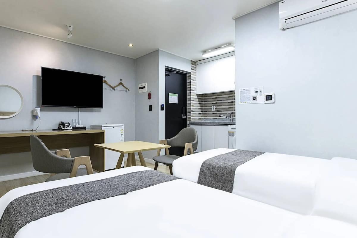 Hypo-allergenic bedding, down duvets, free minibar