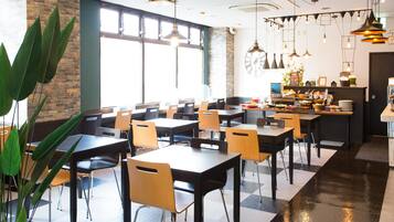 Daily buffet breakfast (JPY 1000 per person)