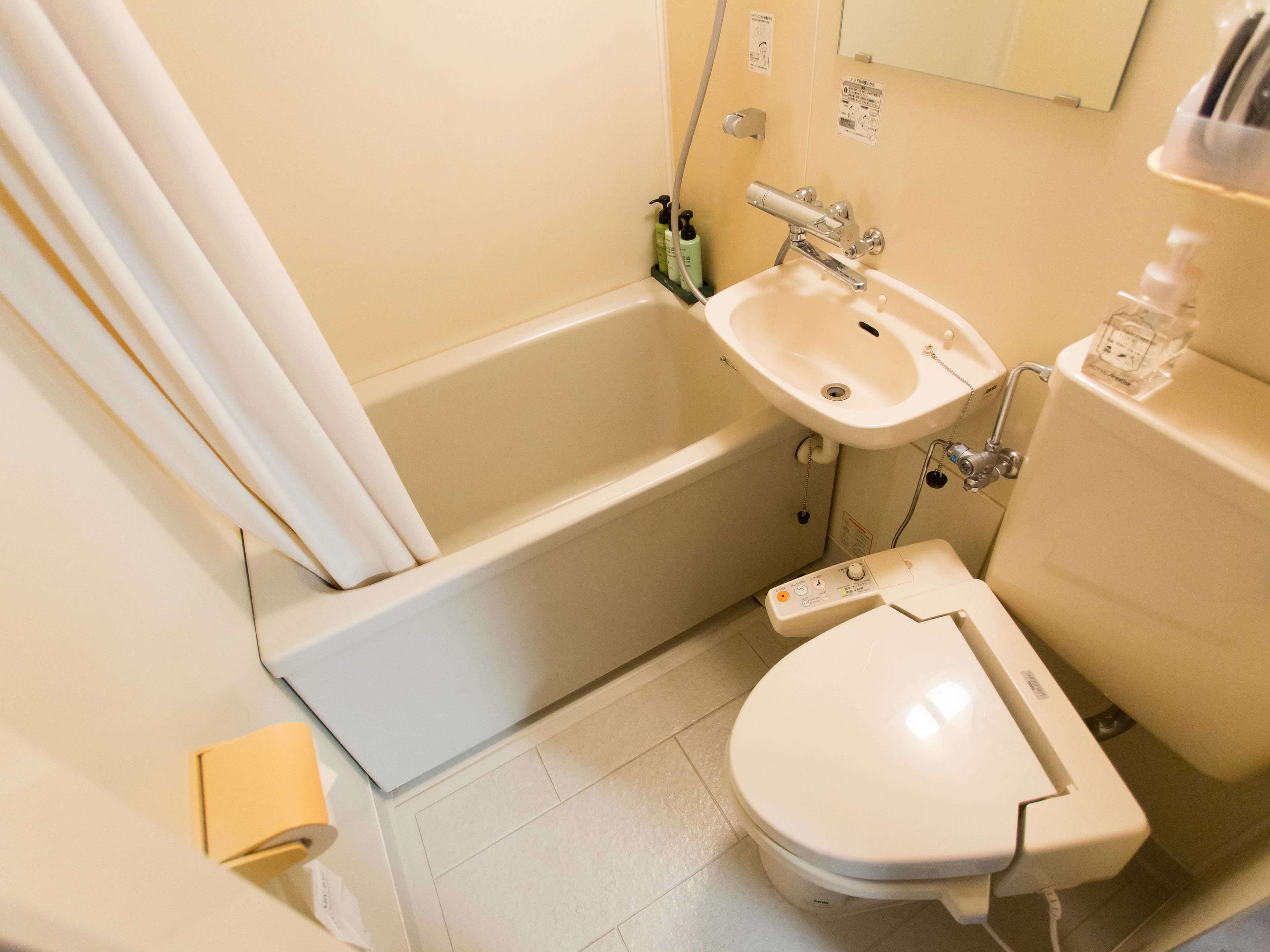 combined shower/bathtub, hair dryer, electronic bidet, towels