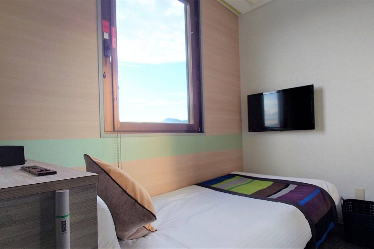 WiFi (free), bed sheets