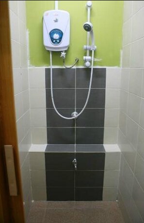Shower, free toiletries, towels - Borneo Backpackers (Kota Kinabalu)