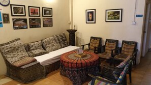 Living room - Borneo Backpackers (Kota Kinabalu)