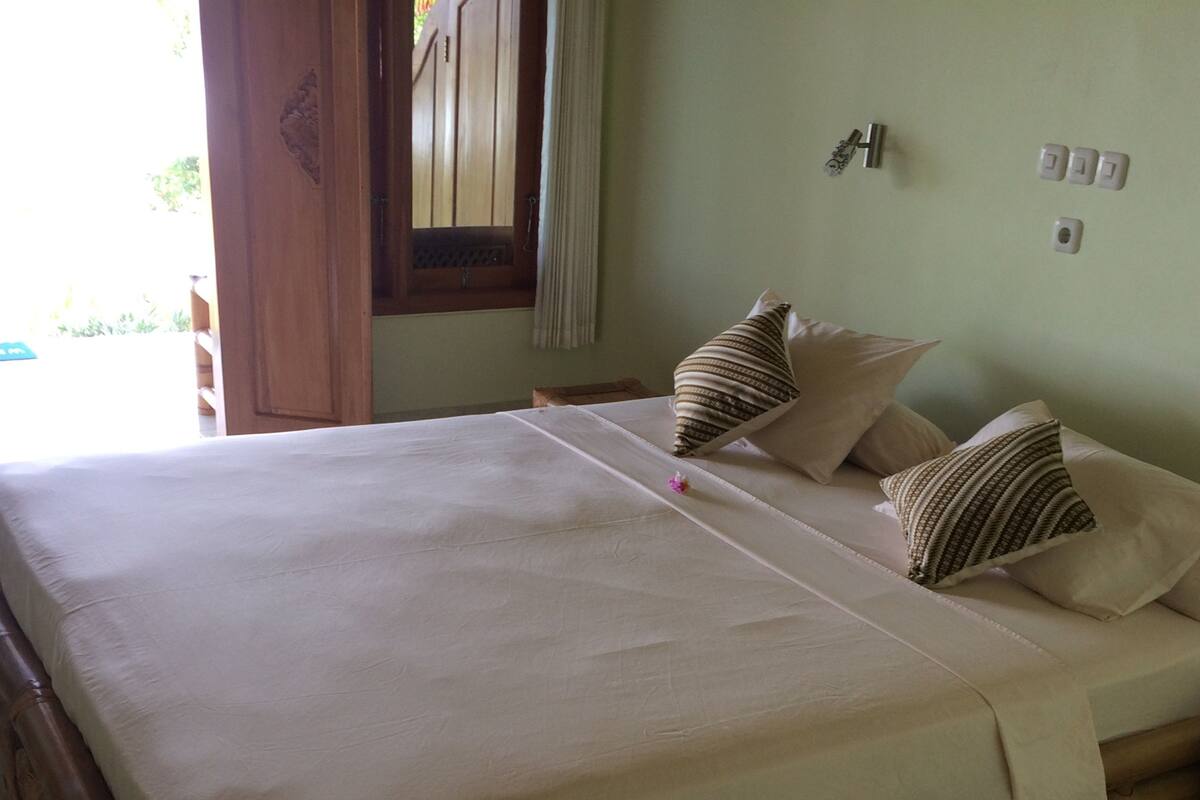 Standard Room | In-room safe, desk, laptop workspace, blackout drapes