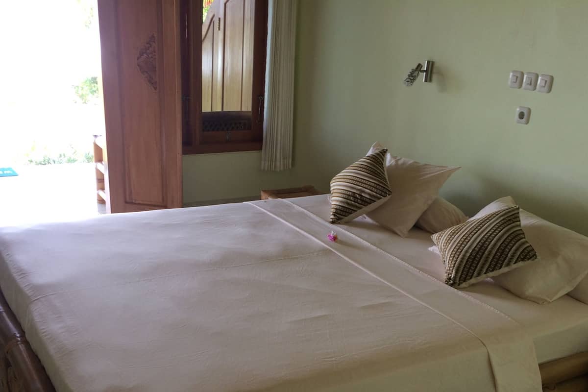 Standard Room | In-room safe, desk, laptop workspace, blackout curtains