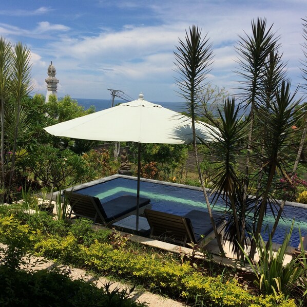 Kolam renang outdoor, dengan kursi berjemur