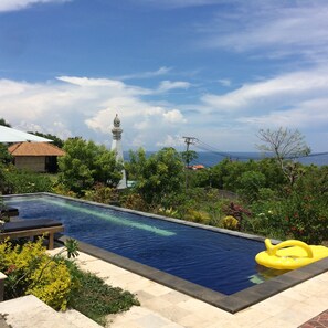 Outdoor pool, pool loungers - Puri Tugu Belanda (Banjar)