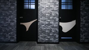 Ein Zimmer mit zwei Türen, jede mit einem Fenster und einem unverwechselbaren Design.