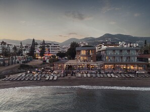 A coastal hotel with outdoor seating and a view of the sea. - Büyük Hotel (Alanya)