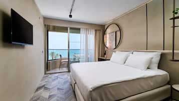 Standart Room (sea view) | Luxe beddengoed, een minibar, een kluis op de kamer