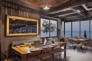 2 restaurantes, se sirven desayunos, cenas y cocina turca