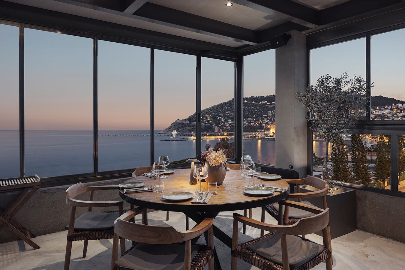 2 間餐廳，供應午餐、晚餐和早午餐，當地和國際料理