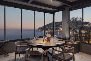 2 restaurants, spécialités Cuisine locale et internationale