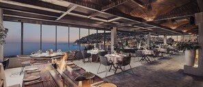 2 restaurantes, se sirven desayunos, cenas y cocina turca