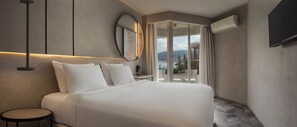 Habitación, vistas parciales al mar | Ropa de cama de alta calidad, minibar, caja fuerte y cortinas opacas