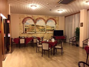 บริการอาหารเช้า อาหารกลางวัน อาหารเย็น, อาหารท้องถิ่น