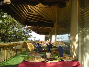 Aamiainen, lounas ja illallinen; paikallinen keittiö