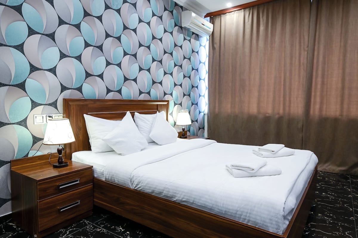 Suíte família, várias camas | 1 quarto, roupas de cama premium, camas Tempur-Pedic, frigobar