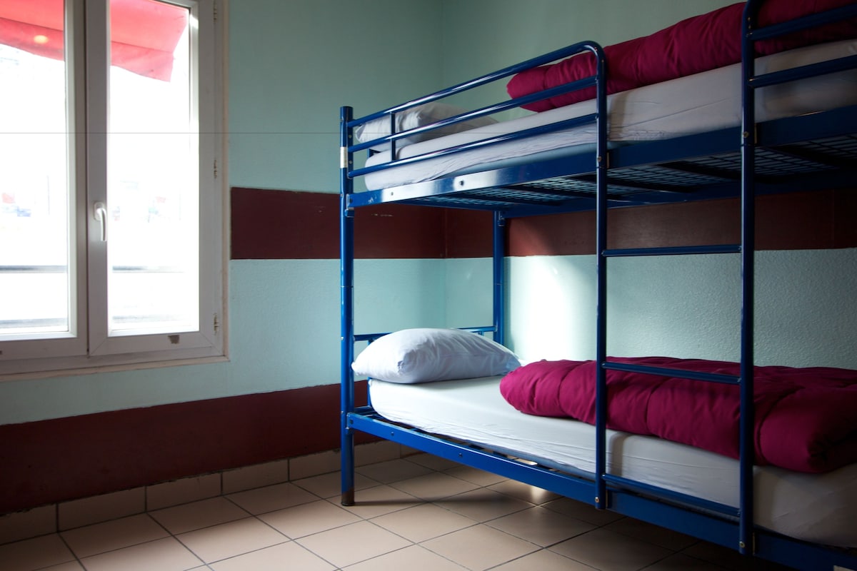 In-room safe, WiFi (free), bed sheets