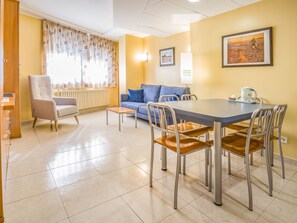 패밀리 아파트, 침실 2개 | 거실 공간 | 평면 TV