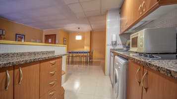 Departamento familiar | Cocina privada | Refrigerador con congelador, microondas y parrilla de estufa