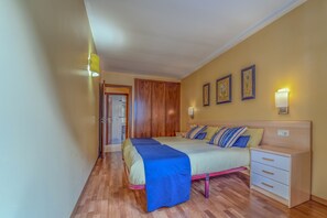 Appartement Familial, 1 chambre | Coffres-forts dans les chambres, rideaux occultants