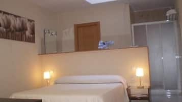 Un dormitorio con cama, lámparas de noche, un espejo y un tragaluz.