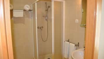 Ducha, secador de pelo y toallas