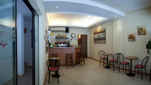 Un interior moderno con zona de cocina, barra y distribución de asientos.