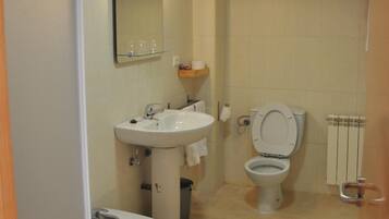 Dusj, hårføner og håndklær