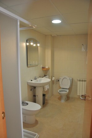 Dusj, hårføner og håndklær