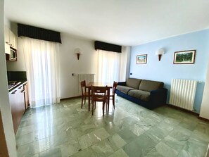 Ropa de cama de alta calidad y caja de seguridad en la habitación 